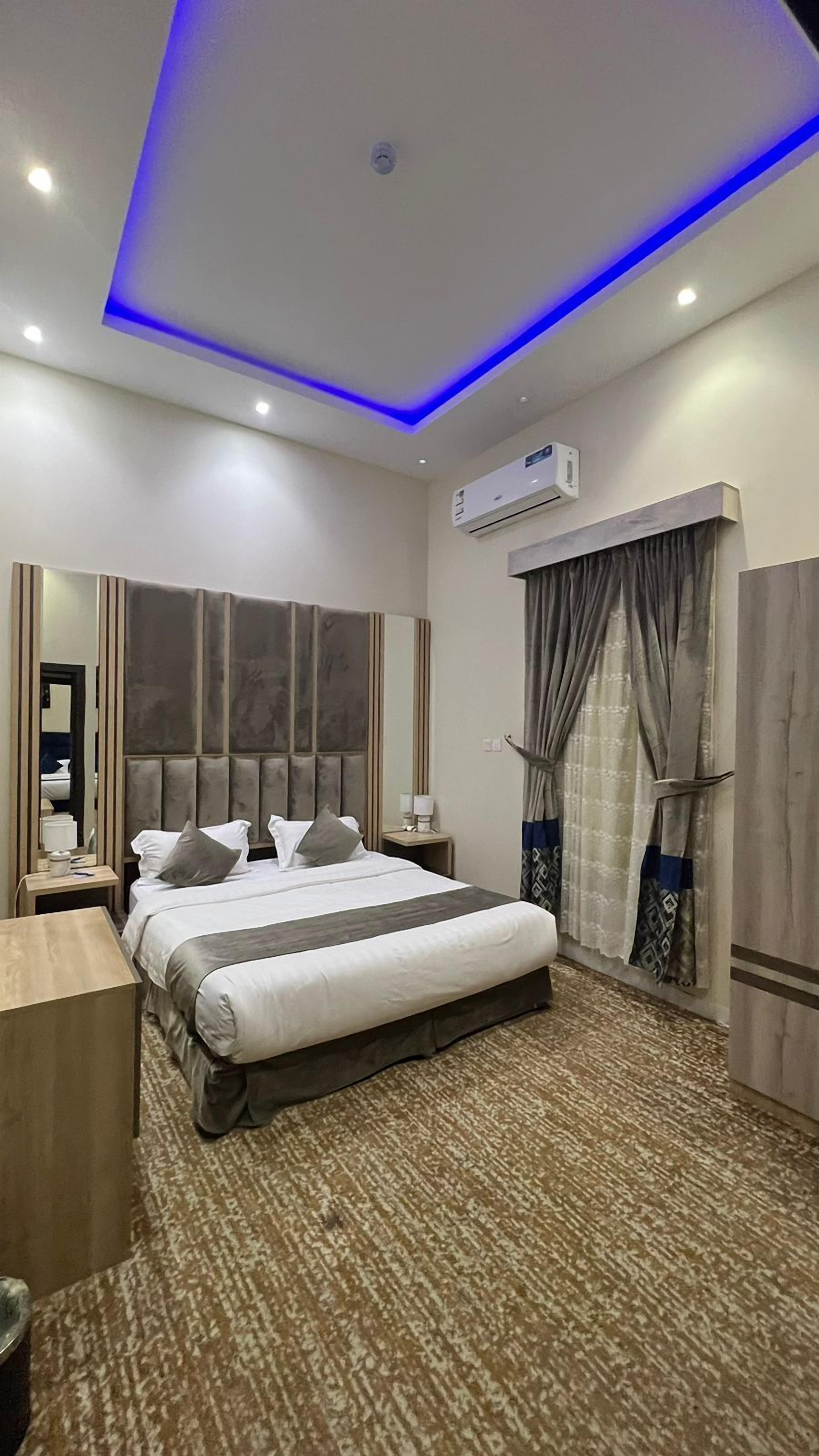 Apartamento familiar | Caja fuerte, espacio para trabajar con un portátil, cortinas opacas