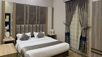 Apartamento familiar | Caja fuerte, espacio para trabajar con un portátil, cortinas opacas