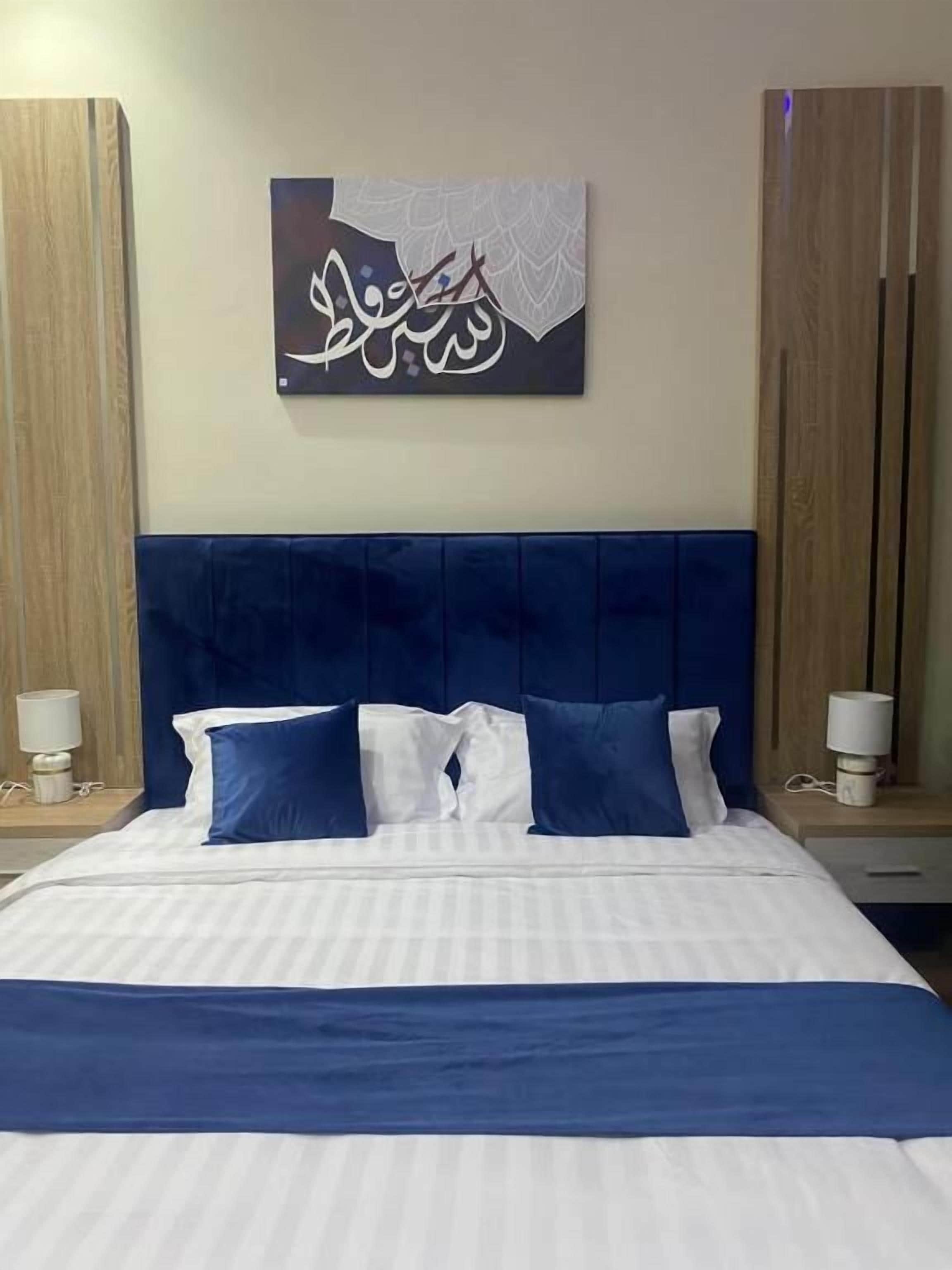 خزنة داخل الغرفة ومساحة عمل للكمبيوتر المحمول وستائر تعتيم