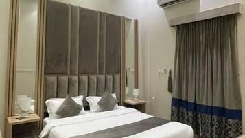 Caja fuerte, espacio para trabajar con un portátil, cortinas opacas