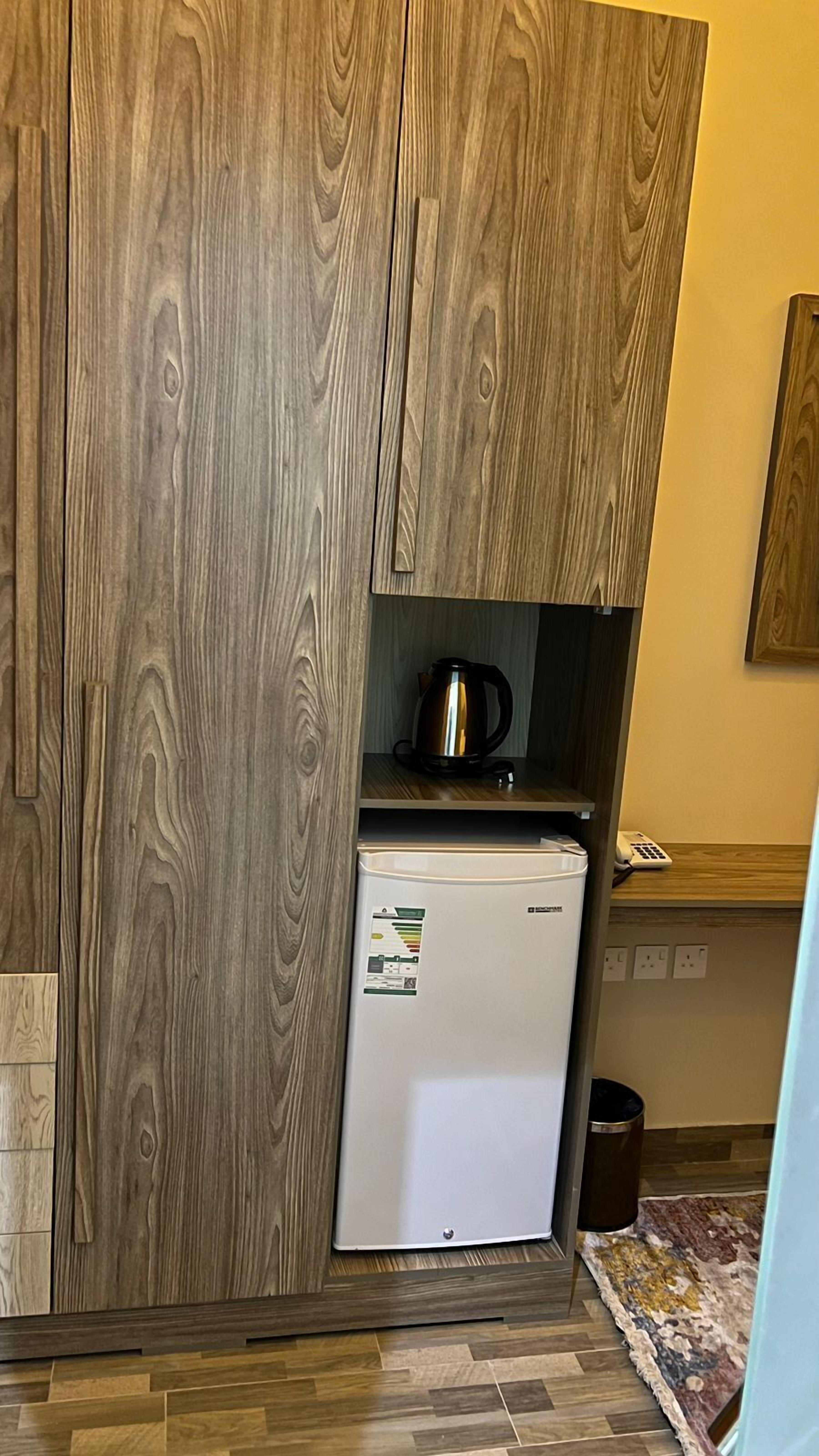 Klassieke studio | Een kluis op de kamer, een laptopwerkplek, verduisterende gordijnen