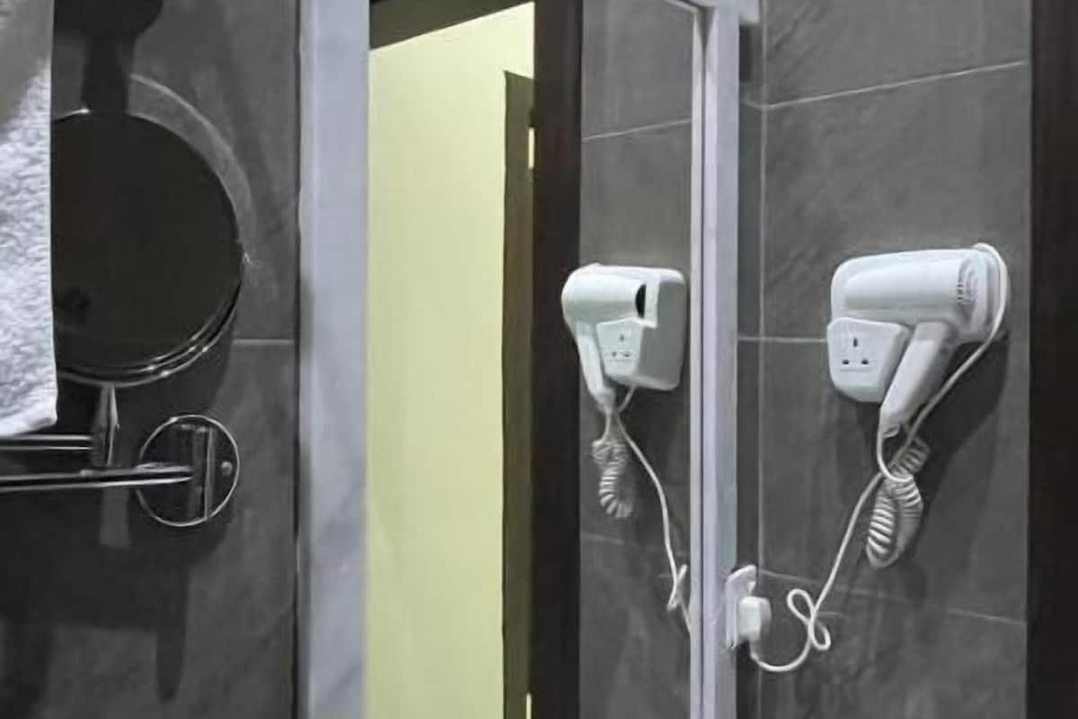 Hårføner, tøfler, håndklær og såpe