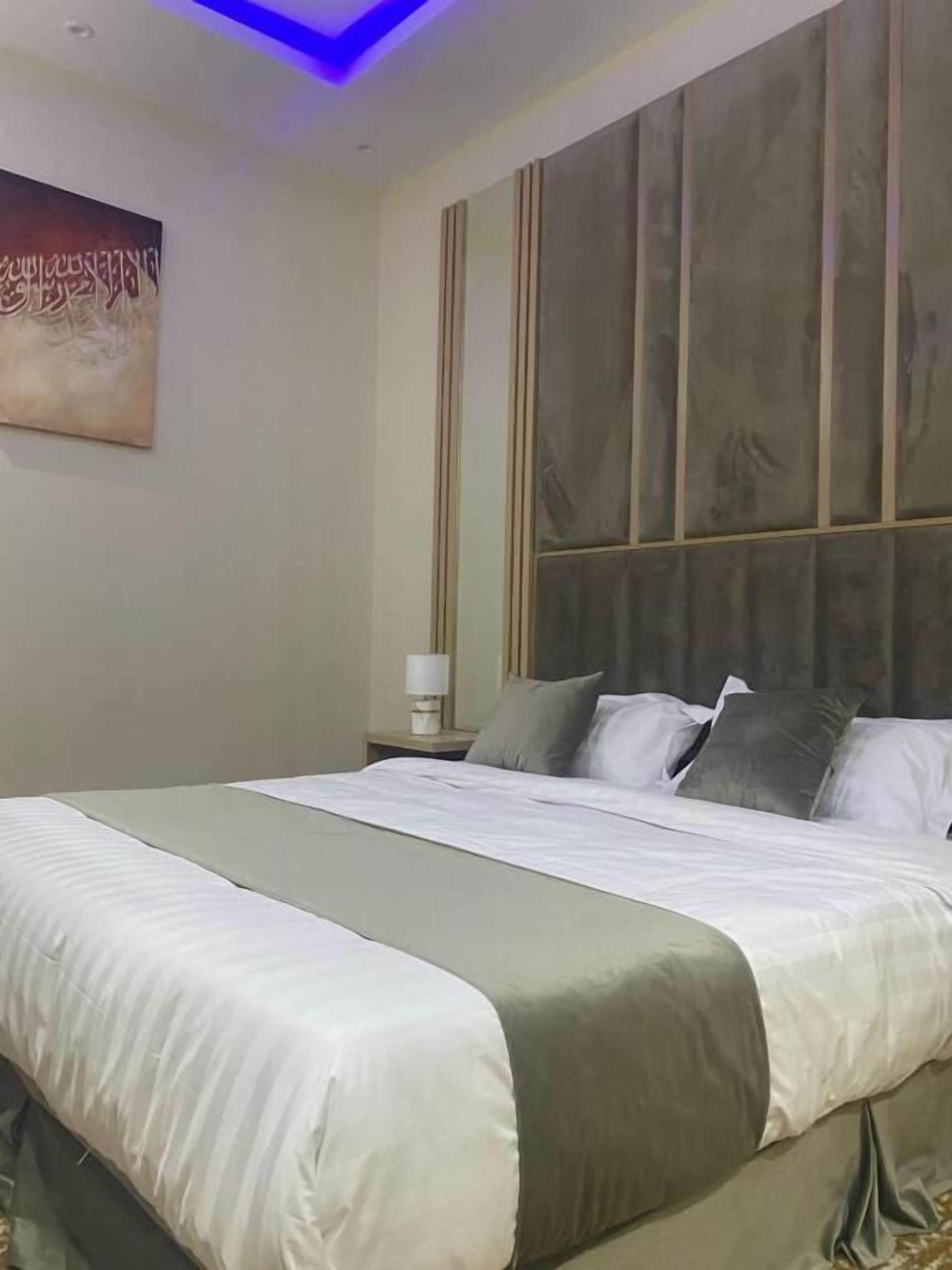 Caja de seguridad en la habitación y espacio para trabajar con laptop 