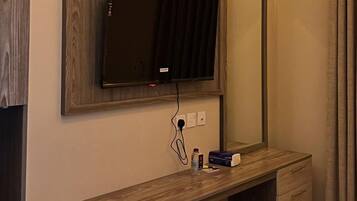 Estudio clásico | Caja fuerte, espacio para trabajar con un portátil, cortinas opacas