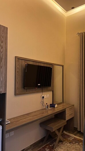 Studio – classic | Safe på rommet, skrivebord for bærbar PC og blendingsgardiner