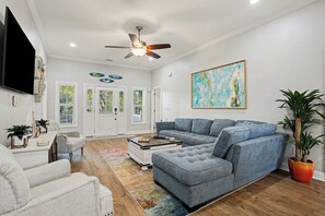 Smart TV, offices - Brand NEW Heatable PRIVATE Pool| Mini-Golf |Hot Tub| Steps2Beach| Ground Floor Suite, Perfect for Families, Close to Everything in NMB! (North Myrtle Beach)