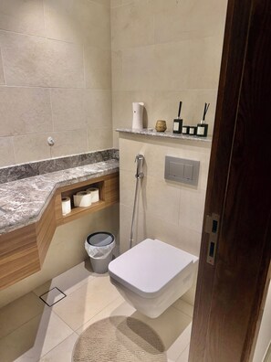 Apartamento, 1 quarto, acessível, para fumantes | Comodidades do banheiro