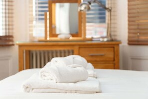 Iron/ironing board, Internet, bed sheets - Modern 1BDR Retreat Near Queens Park In Brighton (Brighton and Hove)