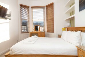 Iron/ironing board, Internet, bed sheets - Modern 1BDR Retreat Near Queens Park In Brighton (Brighton and Hove)