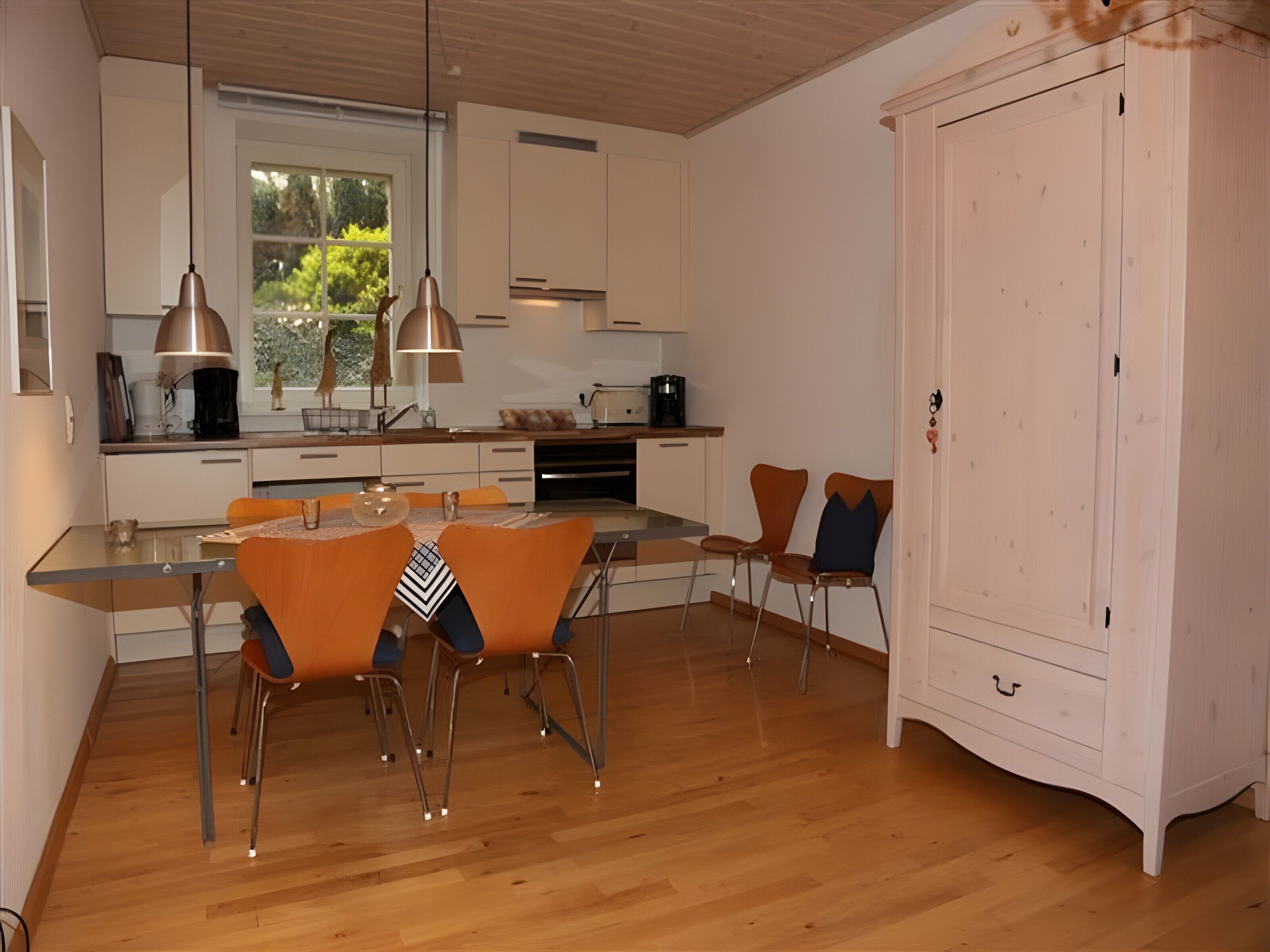 Een koelkast, een oven, een kookplaat, een vaatwasser