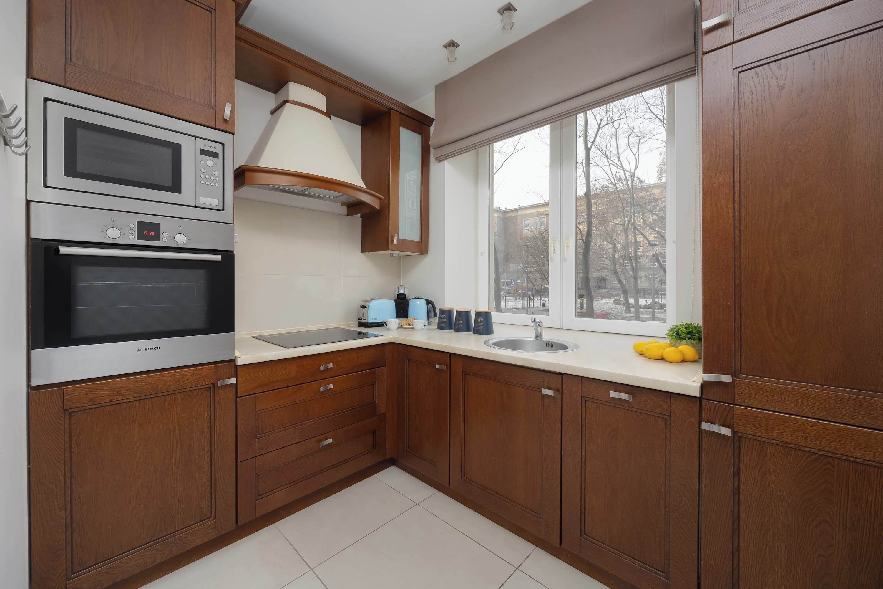 Køleskab, mikrobølgeovn, ovn, kogeplade