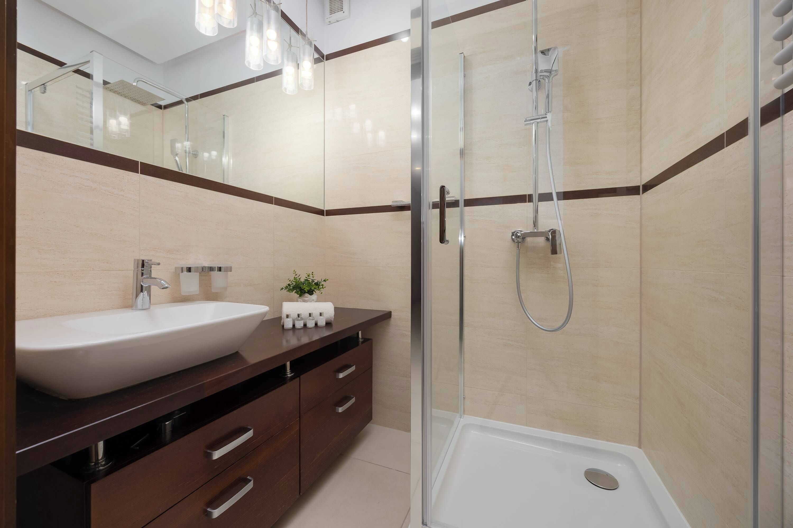 Een douche, handdoeken, shampoo