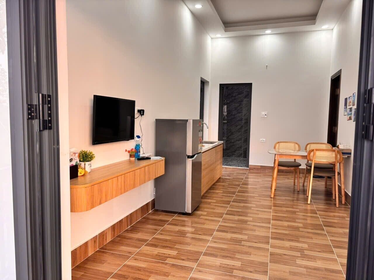 Escritorio, espacio para trabajar con laptop y wifi gratis 