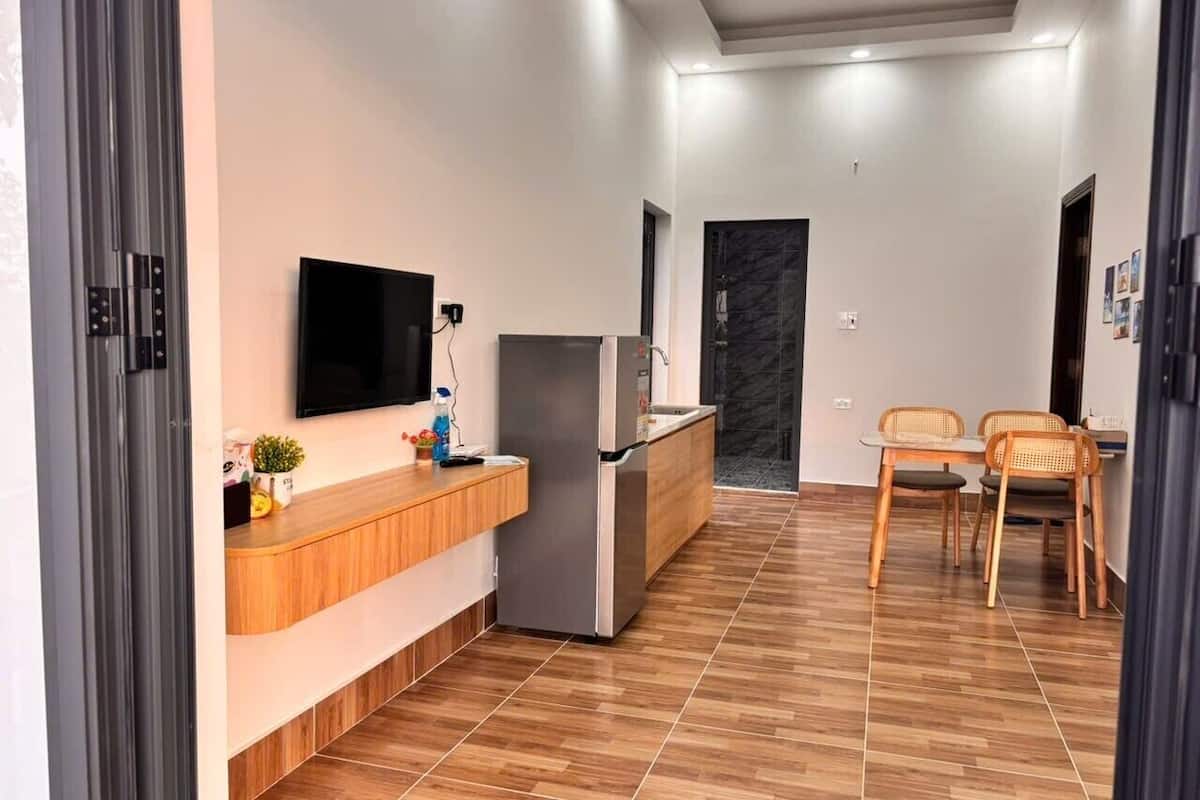 Escritorio, espacio para trabajar con laptop y wifi gratis