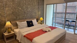 Desk, laptop workspace, free WiFi, bed sheets - Global Hills Hotel (Patong)
