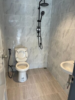 Standard-dobbeltværelse | Badeværelse | Bruser, hårtørrer, bidet, håndklæder