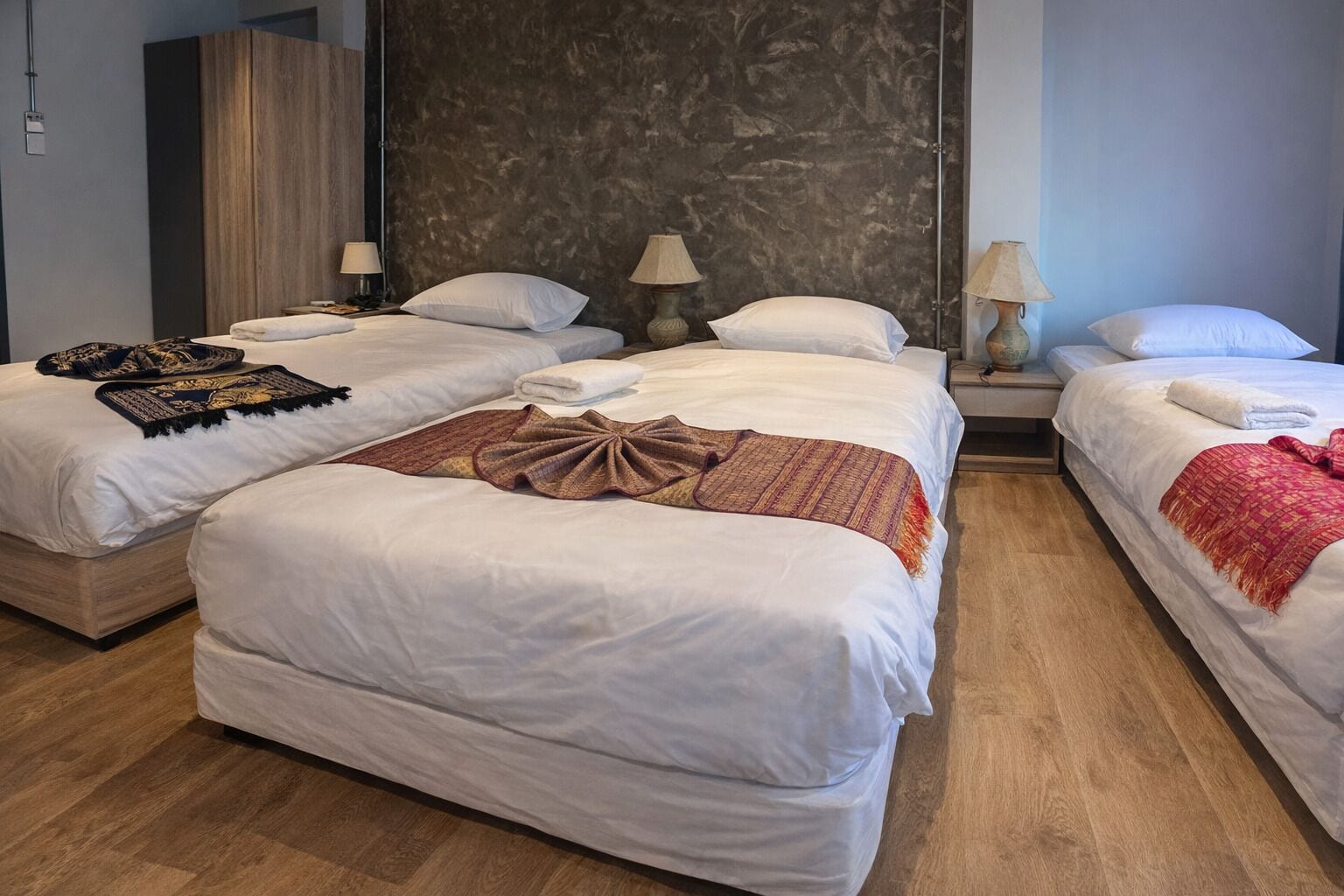 Chambre Triple Deluxe, vue ville | Bureau, espace de travail pour ordinateur portable, Wi-Fi gratuit