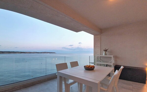 Outdoor dining - Seafront Apt Mellieha with Stunning Sea Views (Il-Mellieħa)