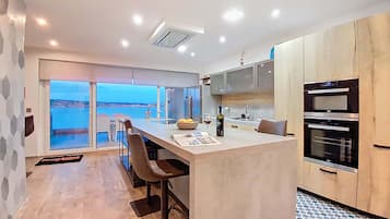 Een koelkast, een microgolfoven, een oven, een kookplaat