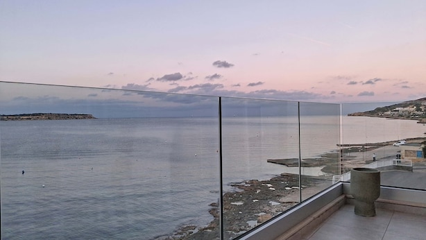 Property grounds - Seafront Apt Mellieha with Stunning Sea Views (Il-Mellieħa)
