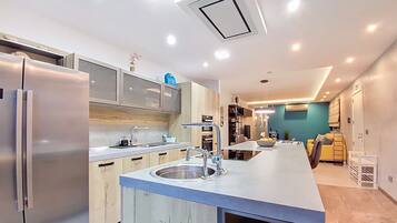 Een koelkast, een magnetron, een oven, een kookplaat