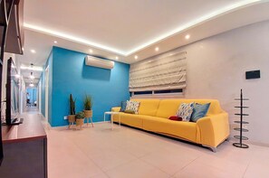 TV, offices - Seafront Apt Mellieha with Stunning Sea Views (Il-Mellieħa)