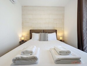 3 bedrooms, iron/ironing board, travel cot, WiFi - Peaceful Home with Private Pool and Rooftop Jacuzzi (Ix-Xagħra)