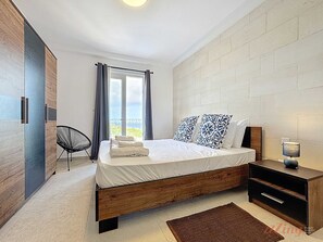 Tabla de planchar con plancha, cuna de viaje, wifi y ropa de cama 