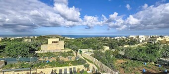 Peaceful Home with Private Pool and Rooftop Jacuzzi