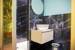 Condo, vista a la ciudad | Baño | Papel de baño 