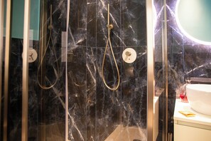 Apartment, Stadtblick | Badezimmer | Toilettenpapier