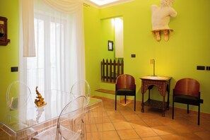 Appart'hôtel, vue ville | Coin séjour
