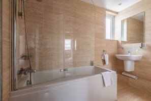 Shower, hair dryer, towels, soap - St Albans Lower | Elie (Elie)