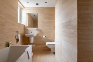 Shower, hair dryer, towels, soap - St Albans Lower | Elie (Elie)