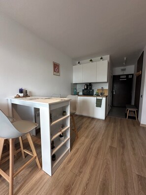 Refrigerador, microondas, utensilios de cocina y condimentos 