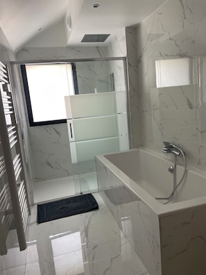 Shower, hair dryer, soap, toilet paper - Large family home. Villa at the gateway to Paris (Soisy-sous-Montmorency)