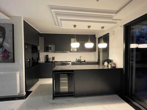 Micro-ondes, four, plaque de cuisson, lave-vaisselle