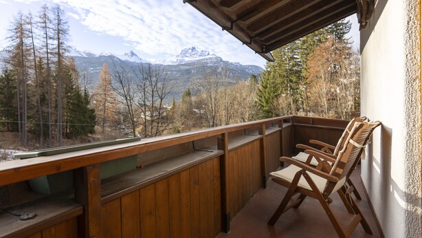 A wooden balcony with a view of mountains and trees. - Casa Funivia 2, close to the cable car and the center (Cortina d´Ampezzo)
