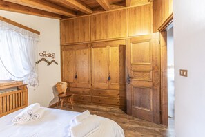 2 bedrooms, iron/ironing board, free WiFi, bed sheets - Casa Funivia 2, close to the cable car and the center (Cortina d´Ampezzo)