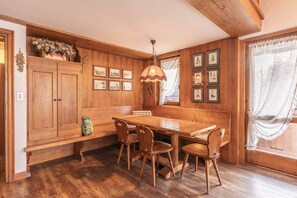 Dining - Casa Funivia 2, close to the cable car and the center (Cortina d´Ampezzo)
