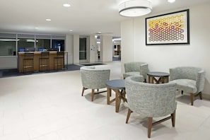 Lobby - Close to UT Austin + Pool. Bar. Free Breakfast. (Austin)