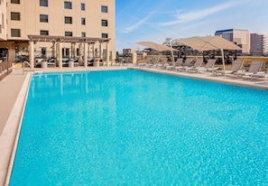 Pool - Close to UT Austin + Pool. Bar. Free Breakfast. (Austin)
