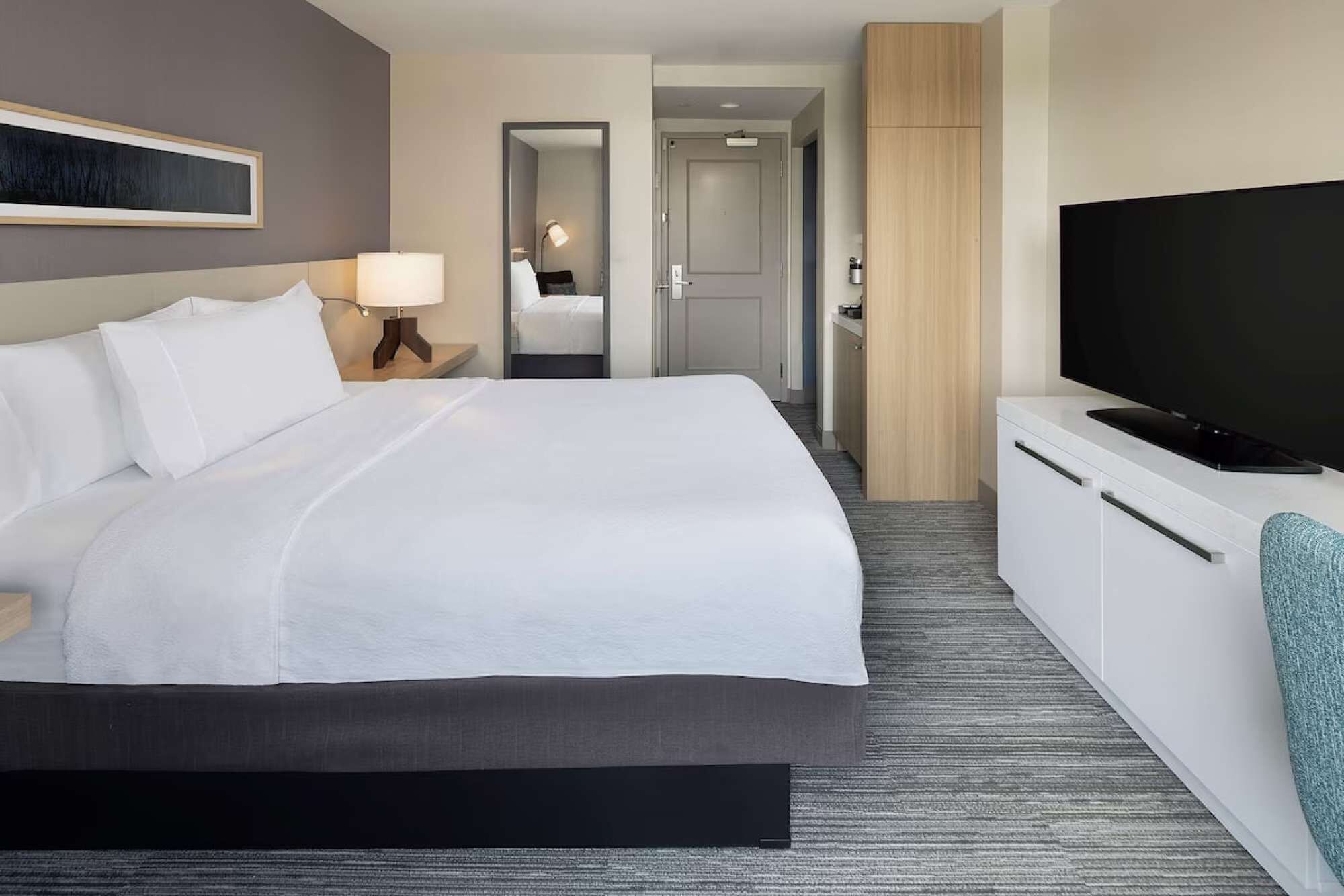 Desk, iron/ironing board, WiFi, bed sheets