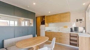 Chalet | Cocina privada | Cafetera y tetera, refrigerador, microondas y utensilios de cocina 