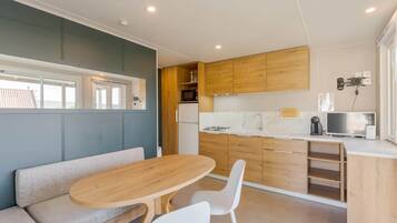 Chalet | Privékeuken | Een koelkast, een magnetron, een koffiezetapparaat/waterkoker