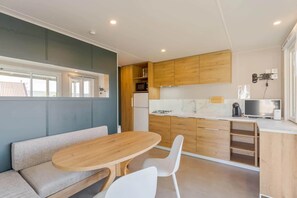 Chalet | Privékeuken | Een koelkast, een magnetron, een koffiezetapparaat/waterkoker
