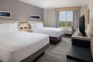 Escritorio, tabla de planchar con plancha, wifi y ropa de cama 