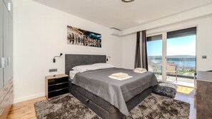 Tabla de planchar con plancha, wifi gratis y ropa de cama 