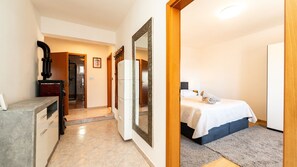 Tabla de planchar con plancha, wifi gratis y ropa de cama 