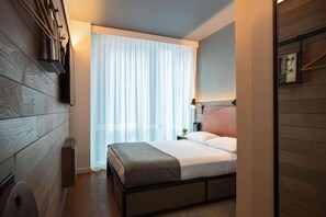 Desk, iron/ironing board, WiFi, bed sheets